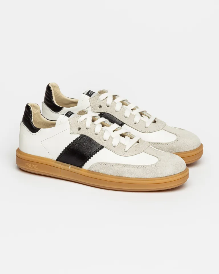 Zapatillas de cuero blanco con detalles en negro, perfectas para combinar con todo de Prüne en Zapatillas para argentina