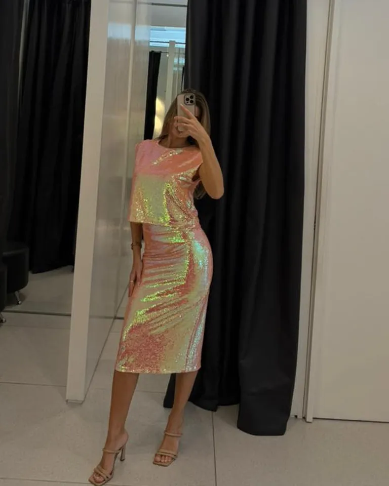 Falda corta con detalles en lentejuelas y cierre invisible lateral de Naíma en Faldas para argentina