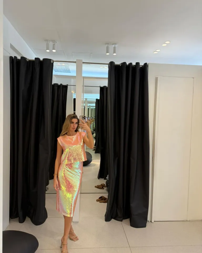 Falda corta con detalles en lentejuelas y cierre invisible lateral de Naíma en Faldas para argentina