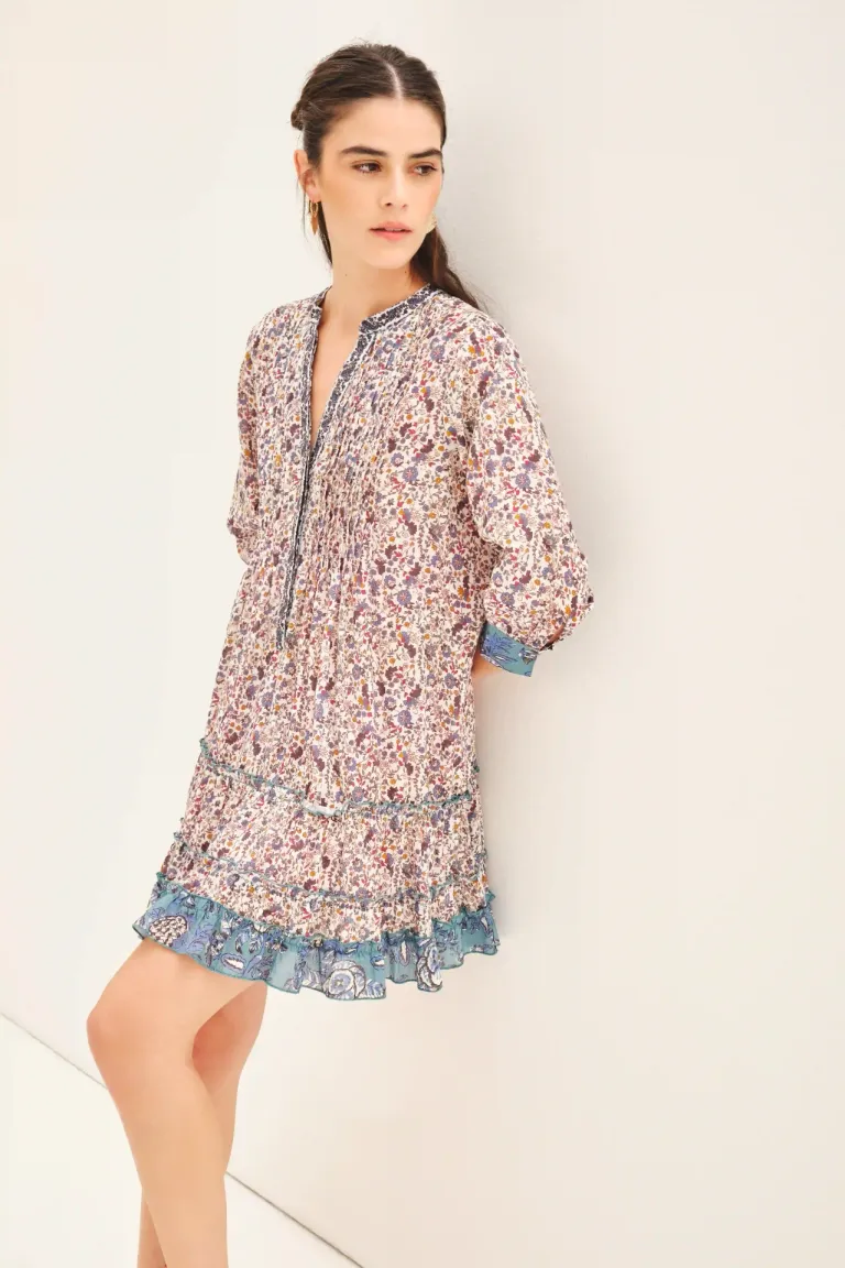 Vestido de corte amplio con estampado floral y volados en la terminación de Rapsodia en Vestidos para argentina