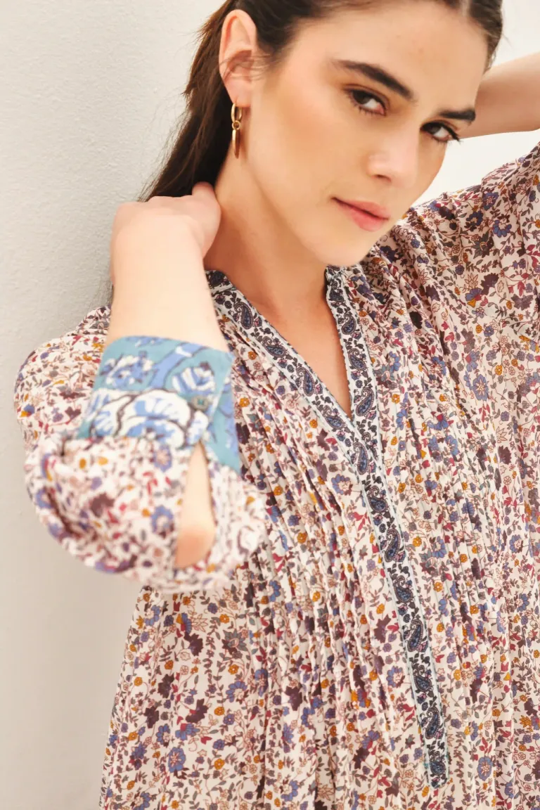 Vestido de corte amplio con estampado floral y volados en la terminación de Rapsodia en Vestidos para argentina