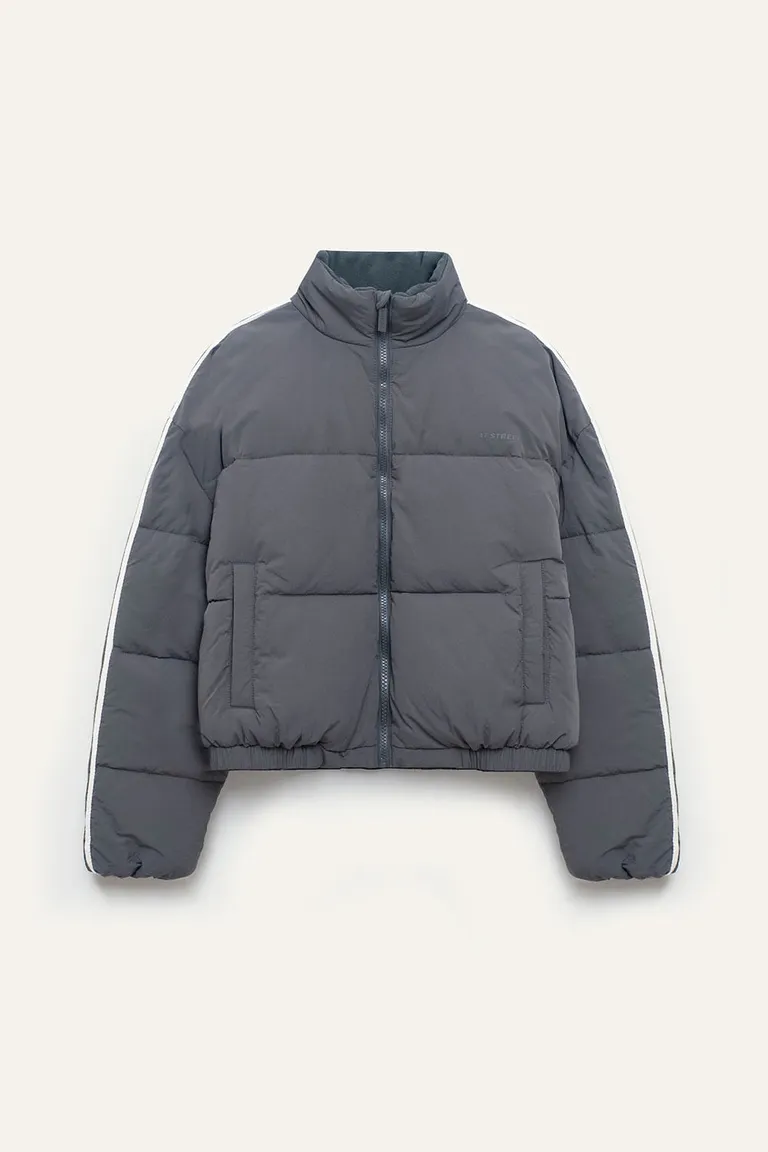 Campera puffer corta oversized con cuello alto y franjas laterales en mangas de 47 Street en Chaquetas para argentina