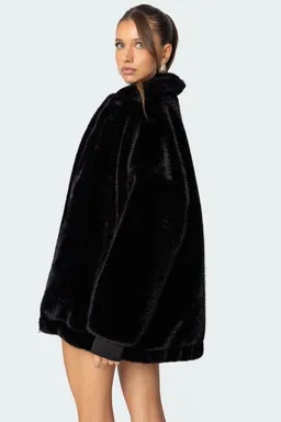 Campera taylor oversized faux fur de Edikted en Chaquetas para argentina