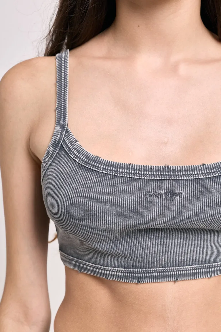 Top corto de breteles finos con bordado frontal y acabado con efecto gastado de 47 Street en Tops para argentina