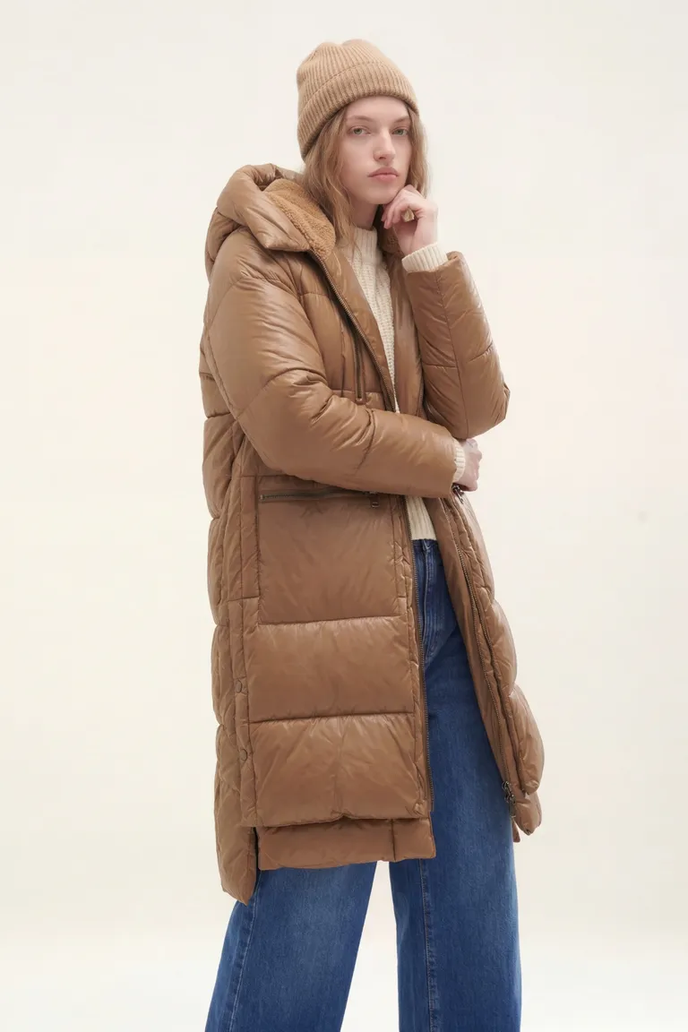 Campera larga con capucha y diseño acolchado de Akiabara en Tapados para argentina