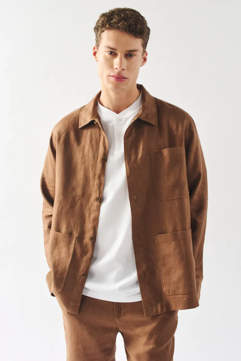 Camisaco de lino en tono marrón, diseño atemporal y versátil para hombre de Bensimon en Camisas para argentina