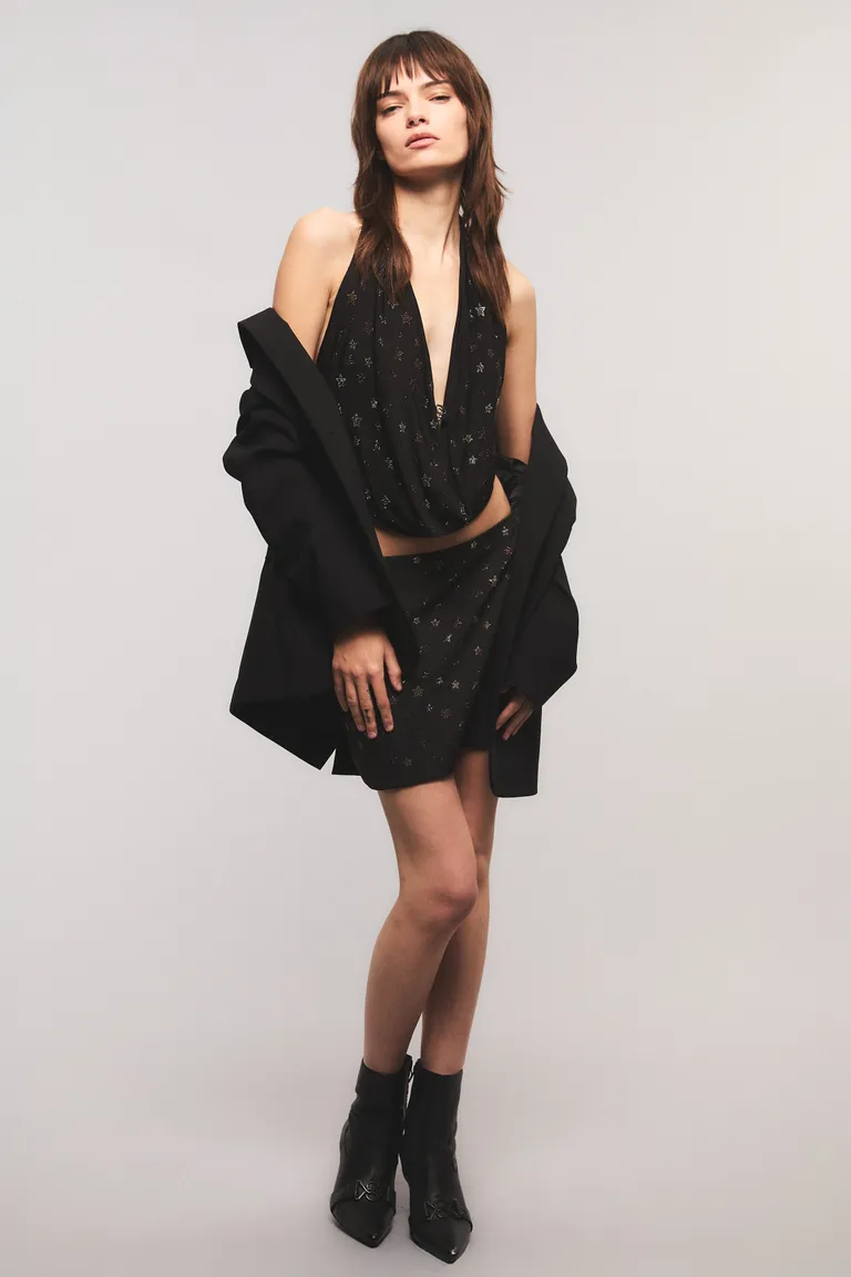 Falda negra con diseño exclusivo de estrellas para un look sofisticado y moderno de Kosiuko en Faldas para argentina