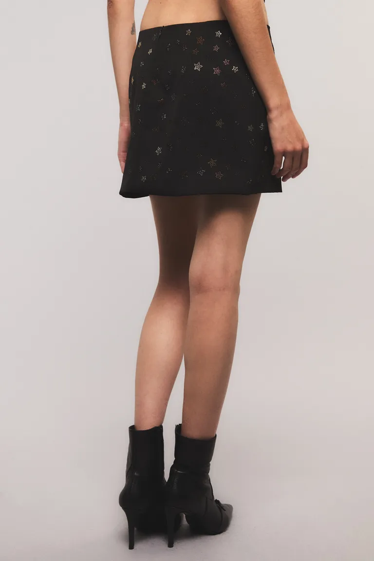 Falda negra con diseño exclusivo de estrellas para un look sofisticado y moderno de Kosiuko en Faldas para argentina