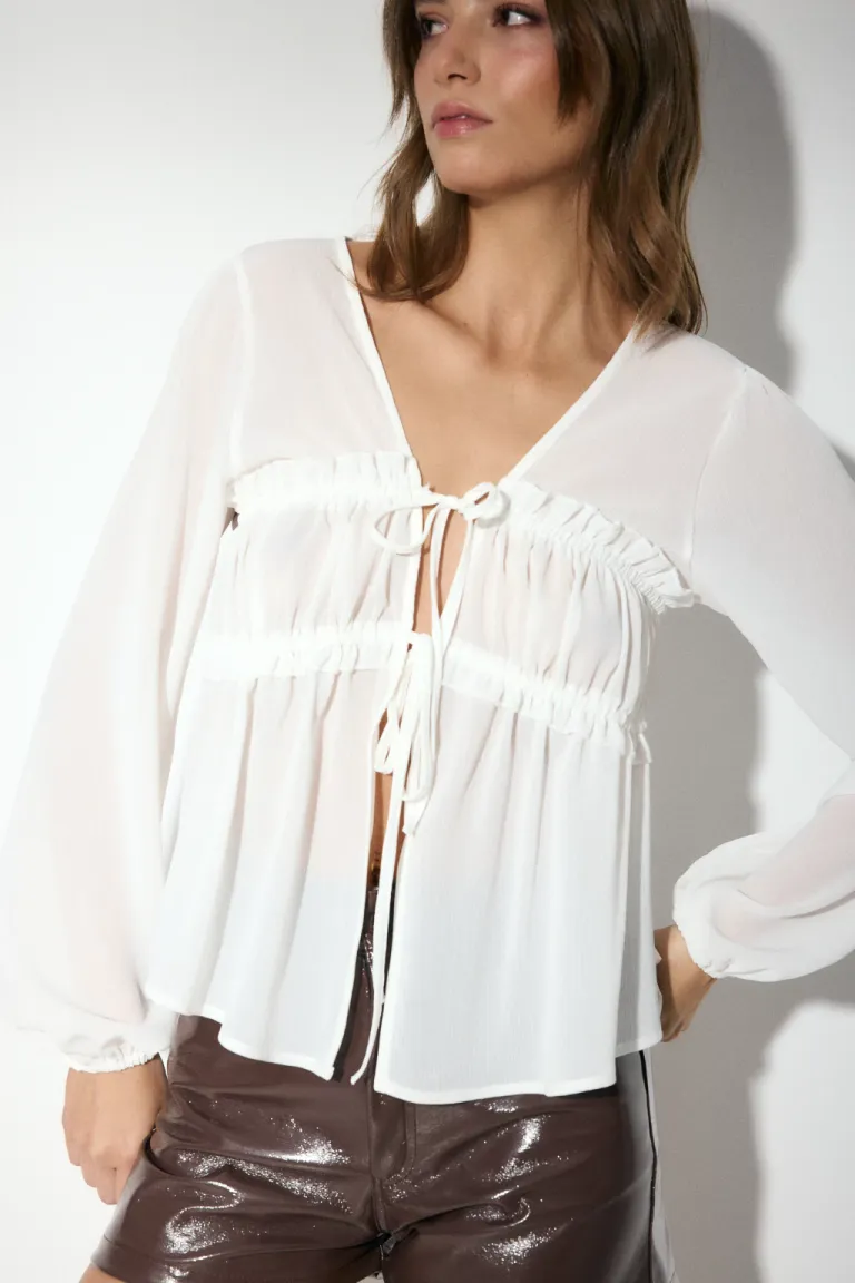 Blusa negra con escote en V y lazos de Audaz en Blusas para argentina