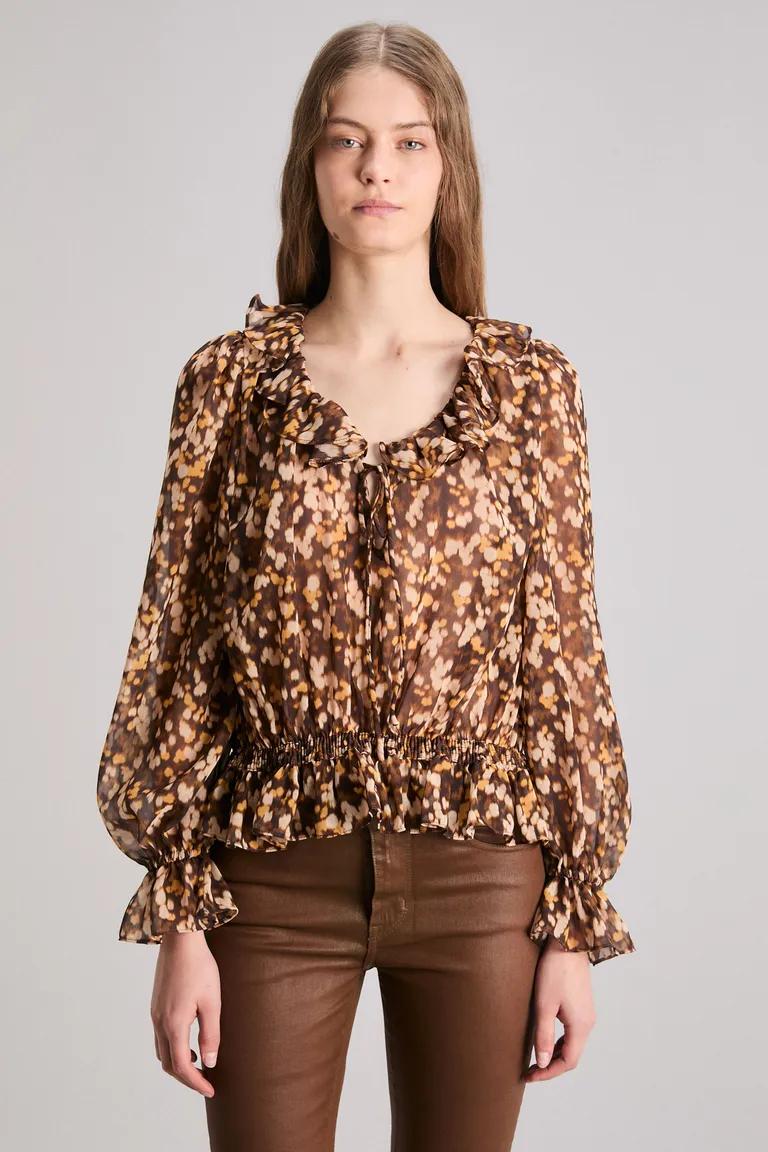 Blusa de sedita con estampado exclusivo y volados en cuello, puños y cadera de Kosiuko en Blusas para argentina