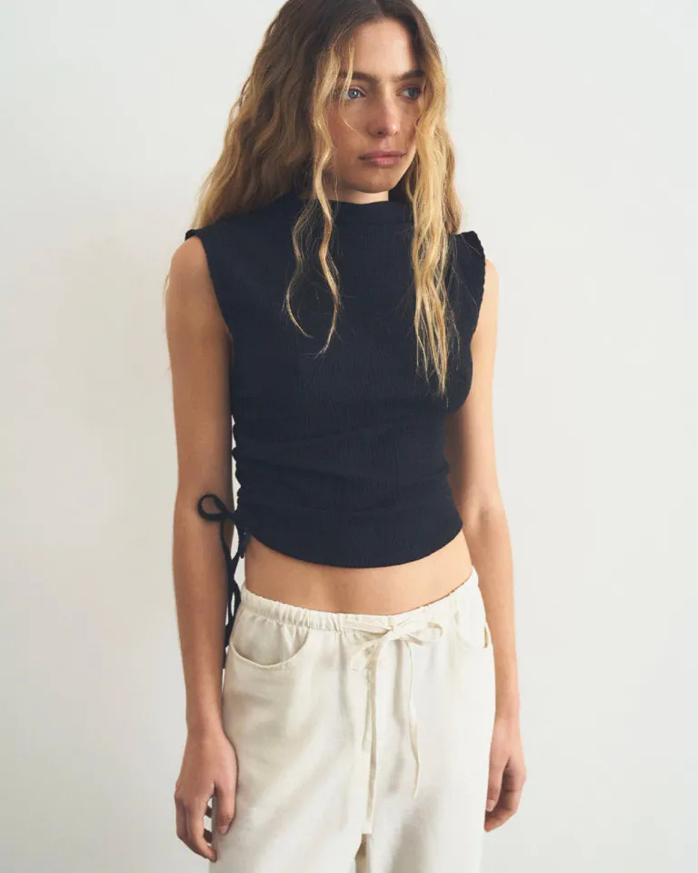 Top negro de cuello alto con frunce en el hombro de Sky en Tops para argentina