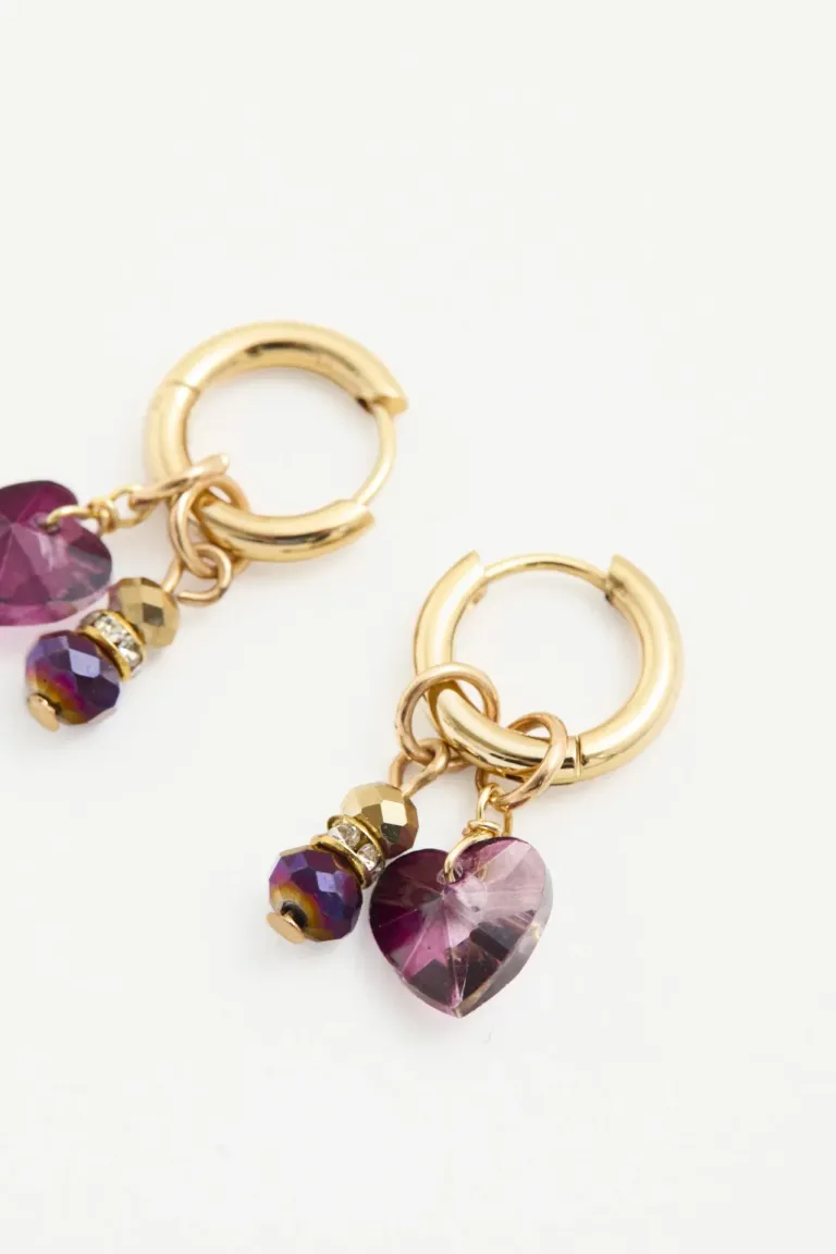Pendientes de argolla dorada con colgantes en forma de corazón en tonos violeta de Rapsodia en Bijouterie para argentina