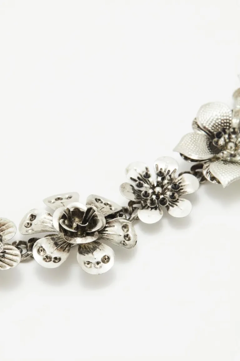 Cinturón metálico con detalles florales - Pieza de moda versátil y sofisticada de Rapsodia en Cinturones para argentina