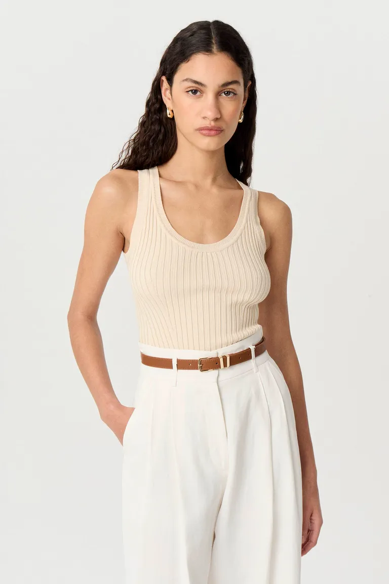 Top de punto acanalado en tono beige, corte anatómico y escote en U de Markova en Tops para argentina