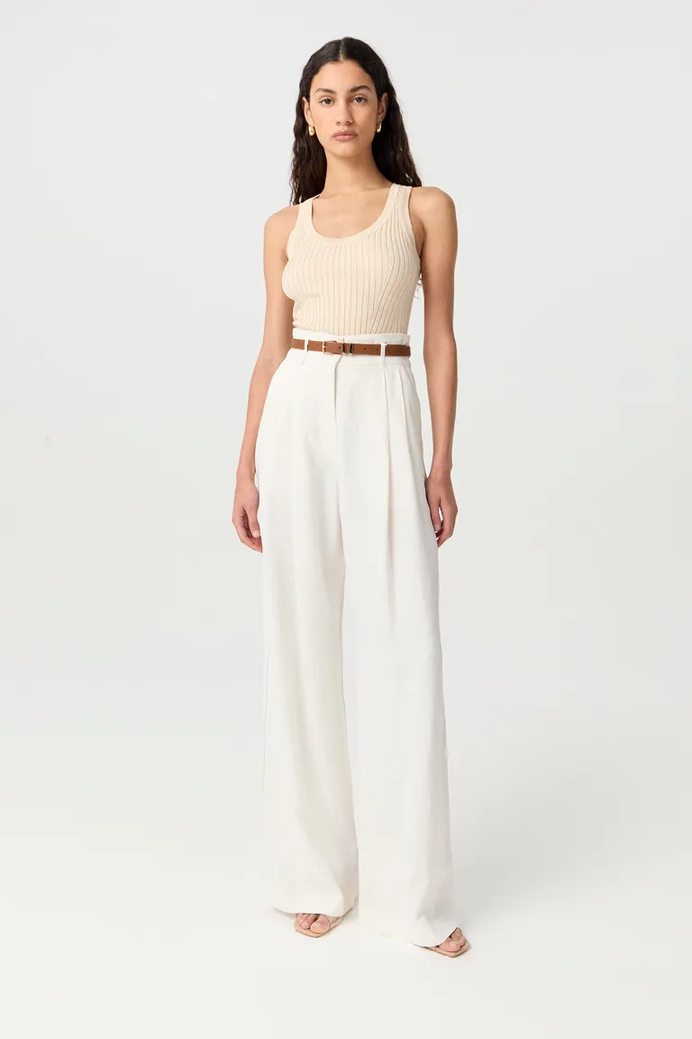 Top de punto acanalado en tono beige, corte anatómico y escote en U de Markova en Tops para argentina