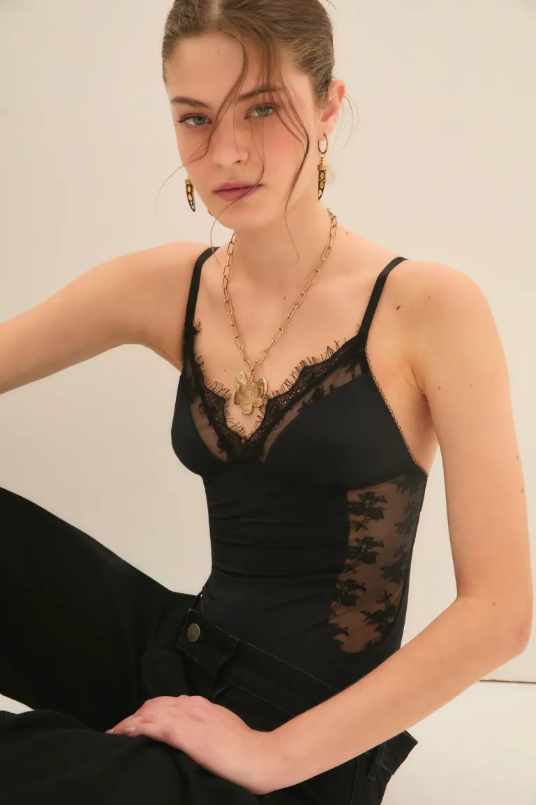Body de encaje negro con escote en V y tiras regulables para un look femenino y sofisticado de Rapsodia en Bodies para argentina