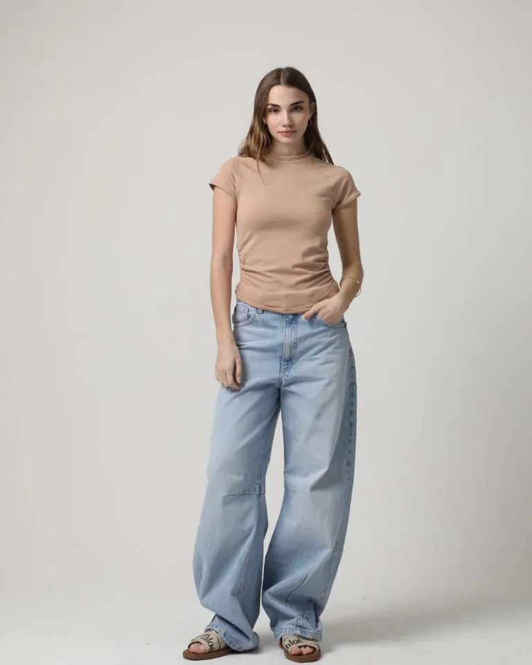 Remera de algodón y lycra con frunce lateral elástico para mujer de Hesed en Remeras para argentina