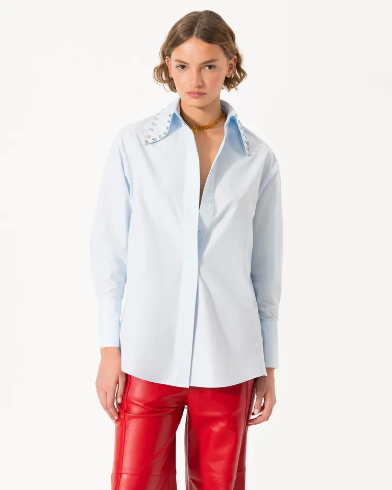 Camisa blanca con detalle de piedras en el cuello de Jazmin Chebar en Camisas para argentina