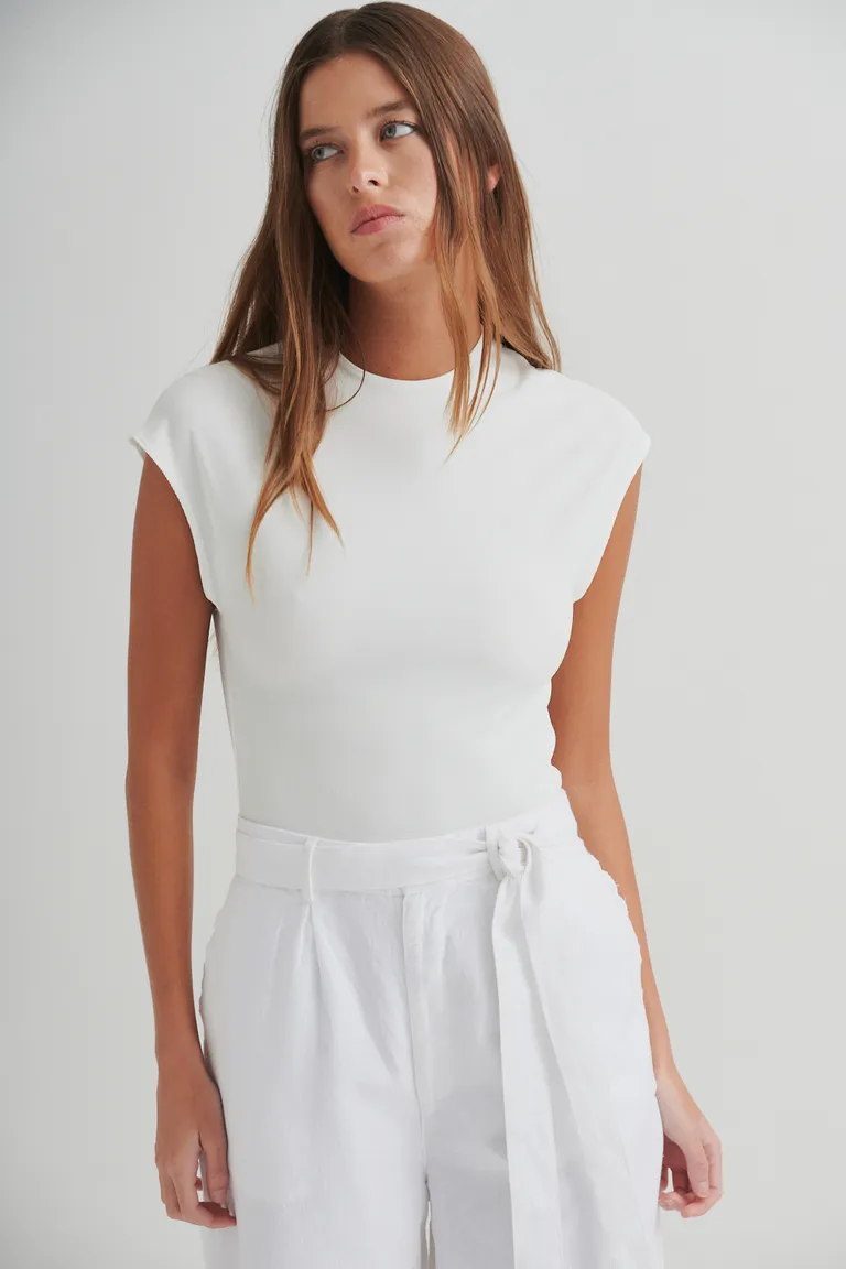 Remera blanca con textura acanalada y diseño adaptable para un estilo casual o sofisticado de Sweet en Remeras para argentina