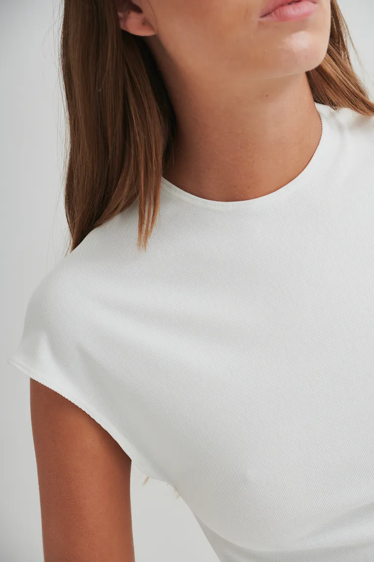 Remera blanca con textura acanalada y diseño adaptable para un estilo casual o sofisticado de Sweet en Remeras para argentina