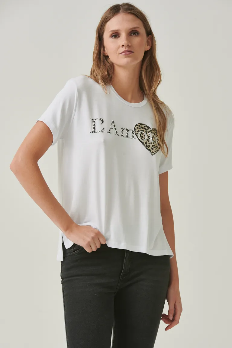 Remera blanca con detalles estampados y brillantes para looks urbanos y relajados de Sweet en Remeras para argentina