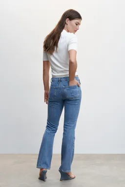 Jeans flare con bolsillos de Mango en Pantalones para argentina