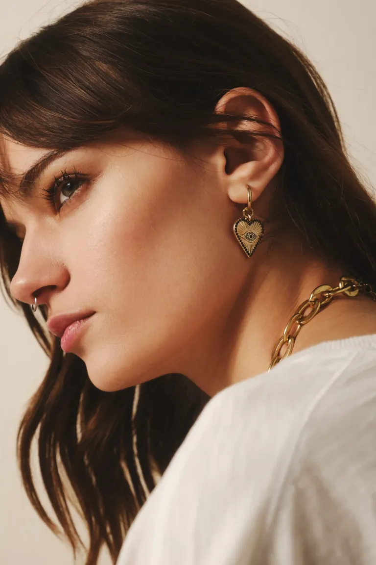 Exquisitos aretes de argollas doradas con detalles en forma de corazón y piedras de strass de Rapsodia en Bijouterie para argentina