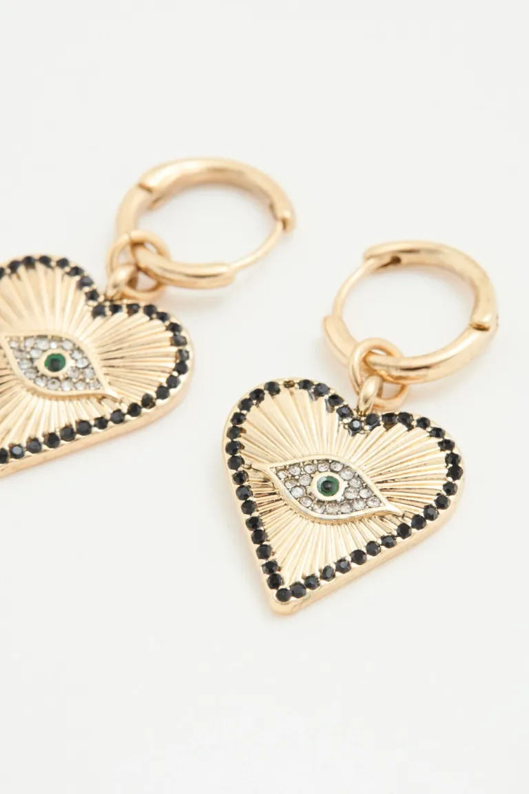 Exquisitos aretes de argollas doradas con detalles en forma de corazón y piedras de strass de Rapsodia en Bijouterie para argentina