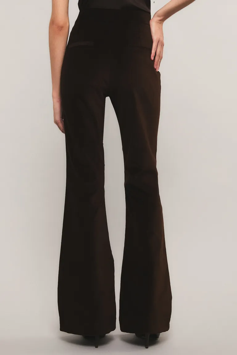 Pantalón tiro alto corte flare con ajuste entallado y cierre delantero con broche de Kosiuko en Pantalones para argentina