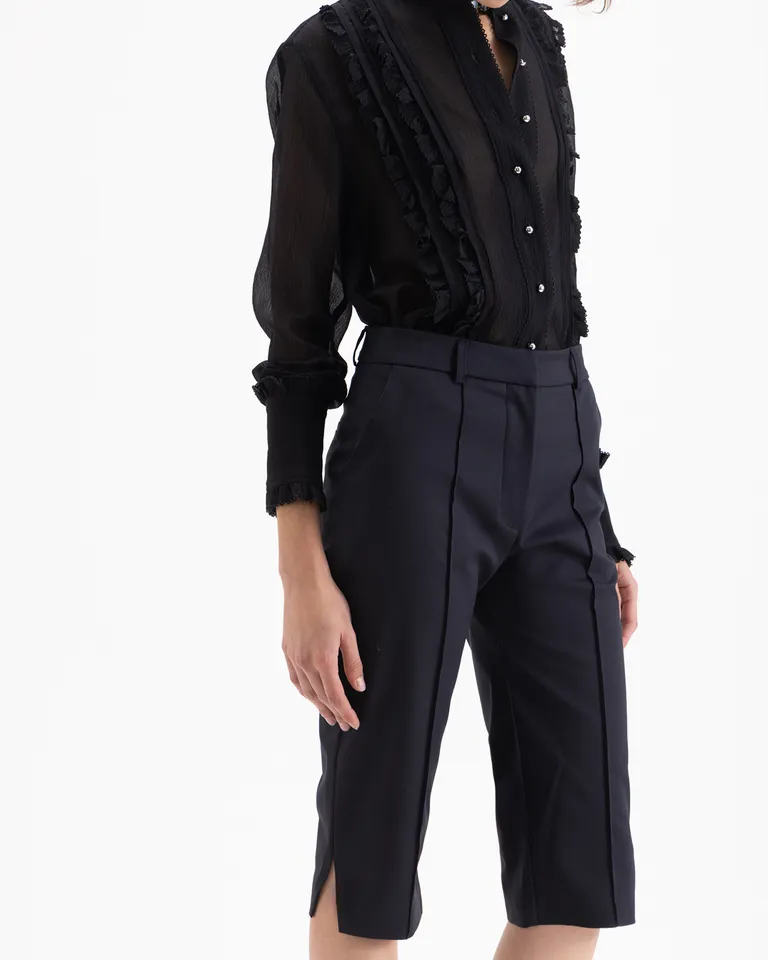 Pantalón capri sastrero con alforzas, tajo lateral y cierre con gancho de Jazmin Chebar en Pantalones para argentina