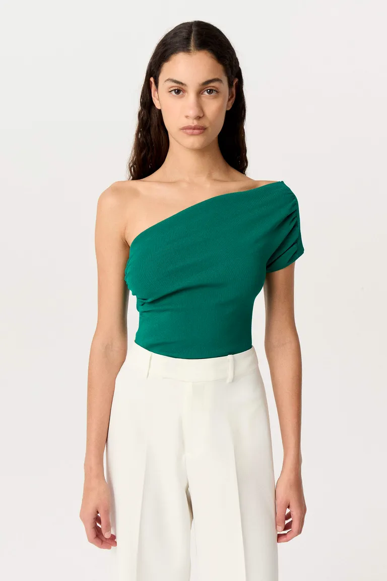 Top asimétrico de un hombro en diseño compacto y anatómico de Markova en Tops para argentina
