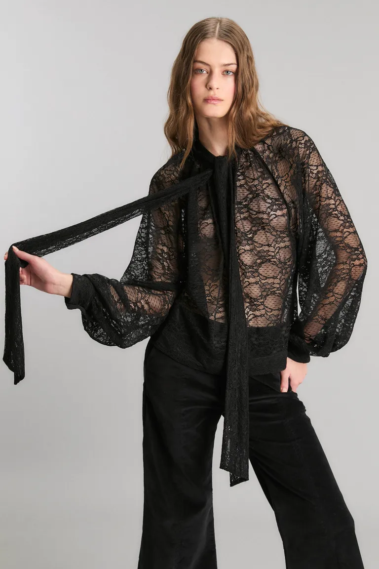 Blusa de encaje negra con mangas tipo globo y diseño relajado de Kosiuko en Blusas para argentina