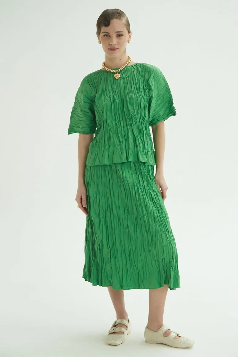Falda midi de línea recta y textura arrugada en tonalidad verde de Las Pepas en Faldas para argentina