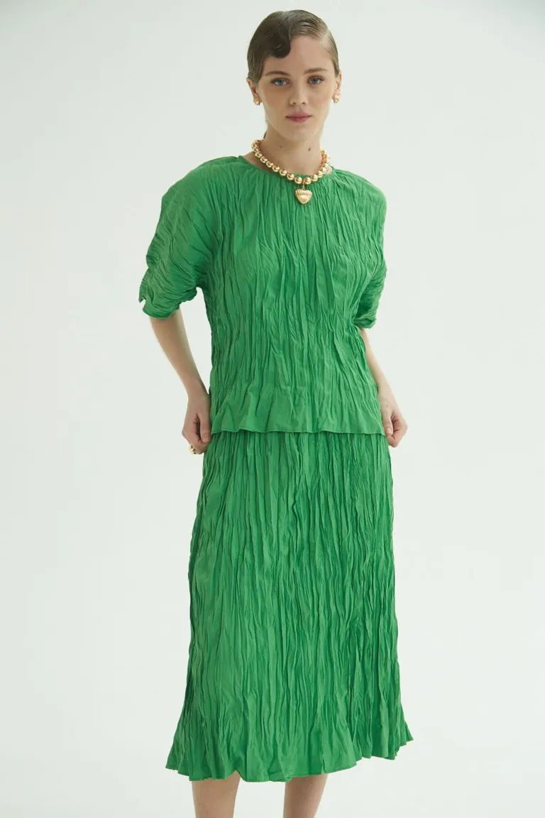Falda midi de línea recta y textura arrugada en tonalidad verde de Las Pepas en Faldas para argentina