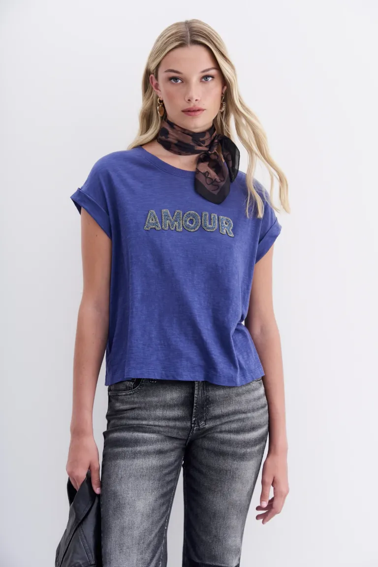 Remera azul con bordado de canutillos, estilo romántico rockero y calce relajado de Rapsodia en Remeras para argentina