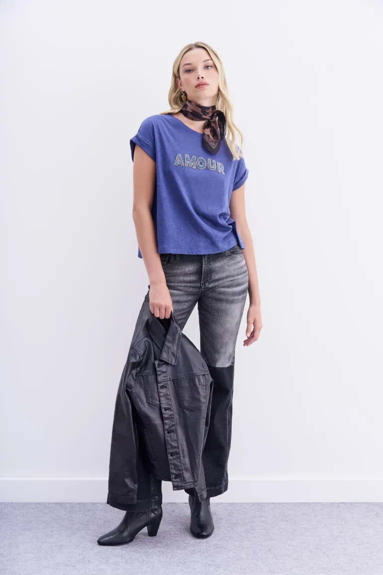 Remera azul con bordado de canutillos, estilo romántico rockero y calce relajado de Rapsodia en Remeras para argentina