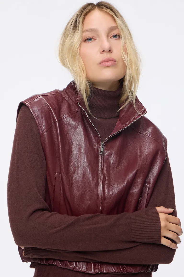 Chaleco oversize con cierre metálico frontal bolsillos y ajuste elástico en cintura de Cuesta Blanca en Chalecos para argentina