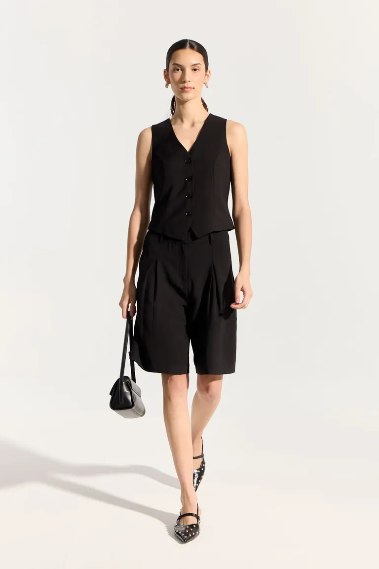 Chaleco sastrero de corte clásico en color negro, diseño versátil y calce regular para un look elegante y sofisticado de Portsaid en Chalecos para argentina