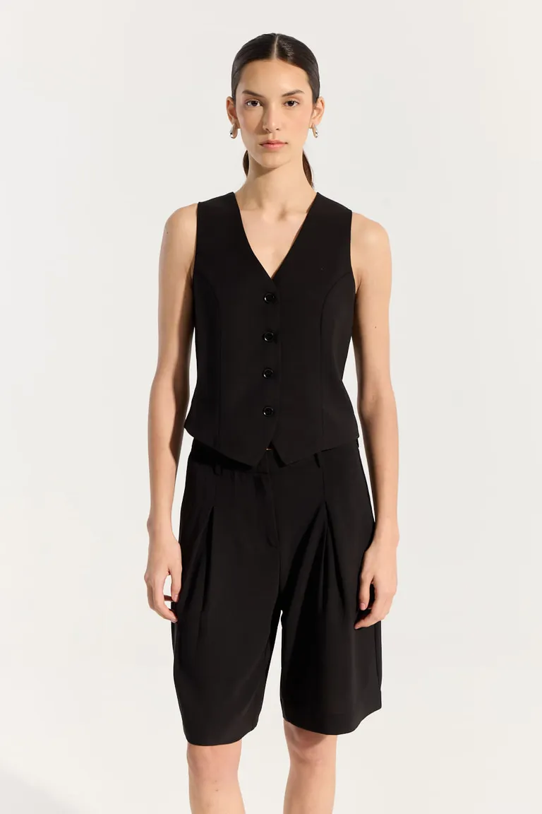 Chaleco sastrero de corte clásico en color negro, diseño versátil y calce regular para un look elegante y sofisticado de Portsaid en Chalecos para argentina