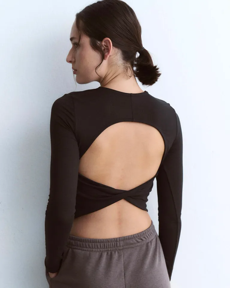 Top negro con espalda abierta y torsión, diseño moderno y versátil de Sky en Tops para argentina