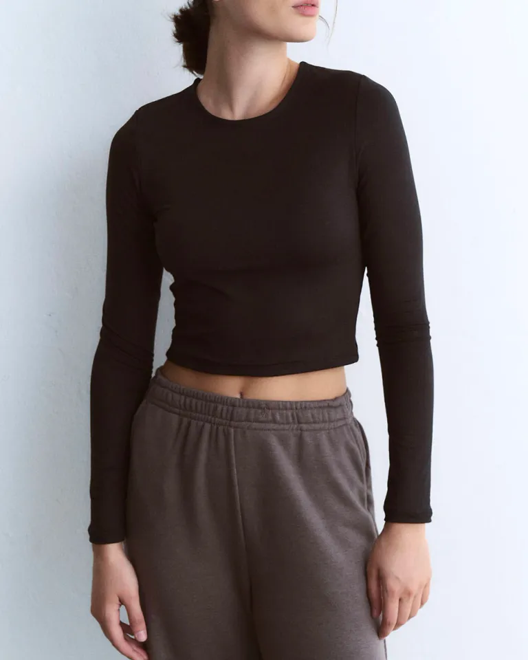 Top negro con espalda abierta y torsión, diseño moderno y versátil de Sky en Tops para argentina