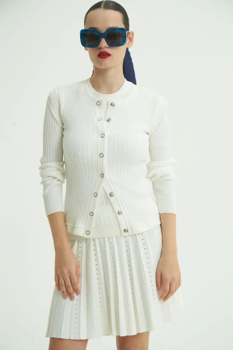 Cardigan de punto blanco con cierre de botones metálicos para un look moderno y chic de Las Pepas en Buzos y Sweaters para argentina