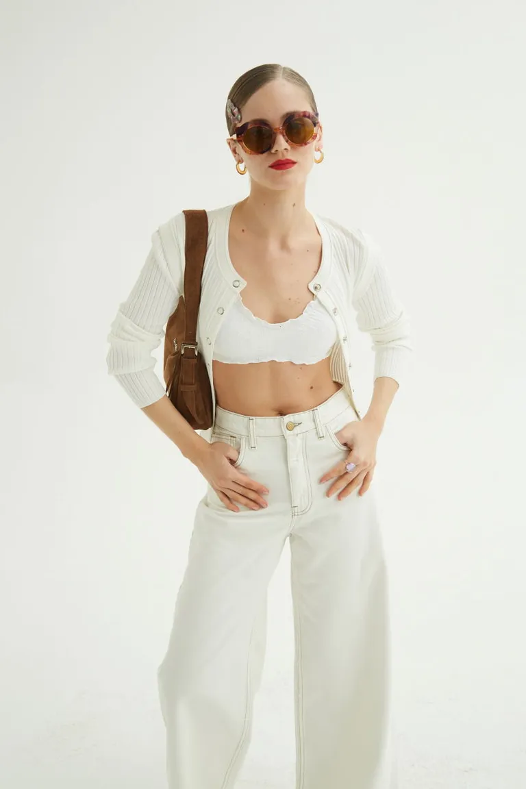 Cardigan de punto blanco con cierre de botones metálicos para un look moderno y chic de Las Pepas en Buzos y Sweaters para argentina