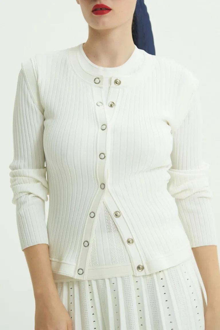 Cardigan de punto blanco con cierre de botones metálicos para un look moderno y chic de Las Pepas en Buzos y Sweaters para argentina