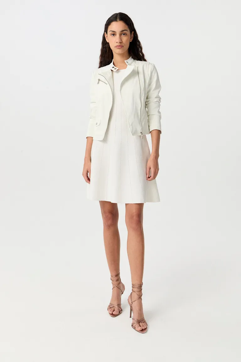 Chaqueta biker de silueta entallada y manga larga, en un diseño versátil y sofisticado de Markova en Chaquetas para argentina