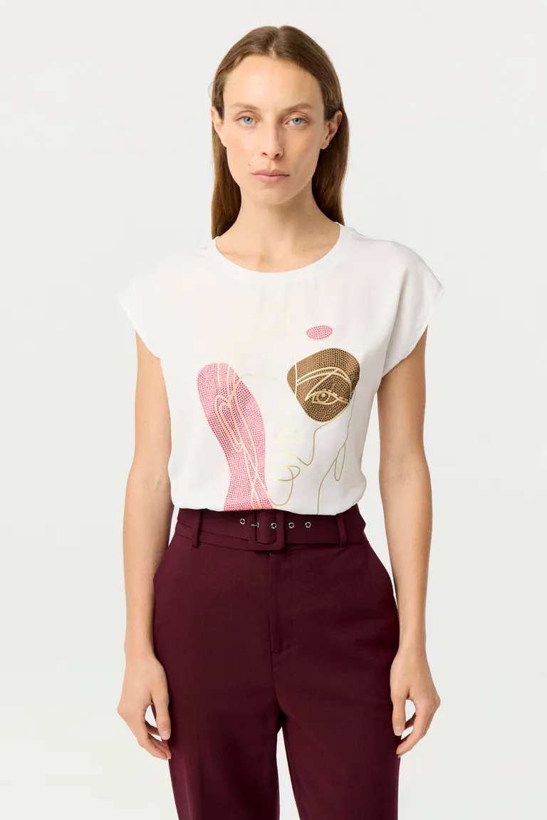 Remera con estampa frontal y detalles brillantes en cuello redondo con hombros caídos de Markova en Remeras para argentina