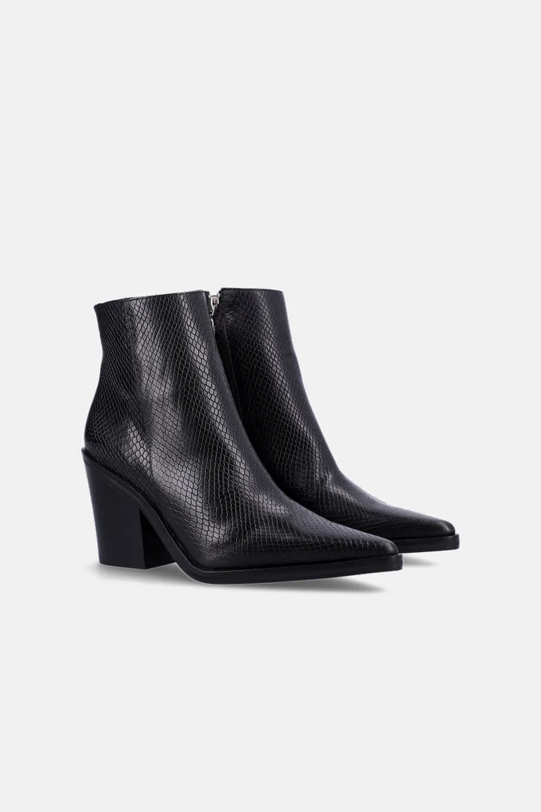 Botineta de caña corta con textura reptil, punta afinada y tacón ancho tipo block de Justaosadia en Botas y Botinetas para argentina