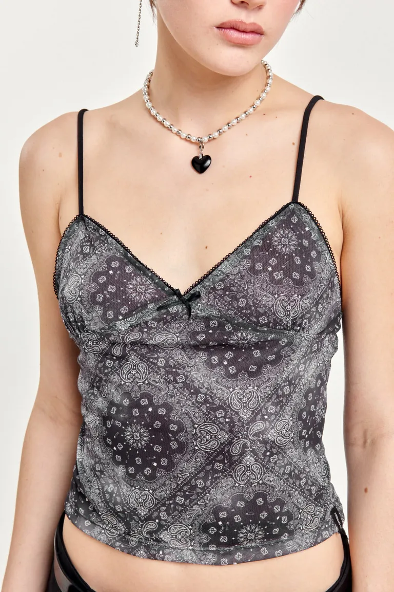 Musculosa estampada con detalles decorativos y tazas forradas de 47 Street en Tops para argentina