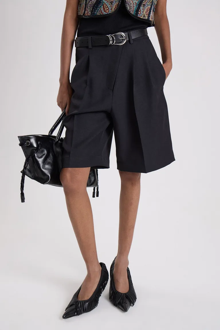 Bermuda sastrera con tablas frontales y detalle en cintura de corte recto y elegante de Maria Cher en Shorts para argentina