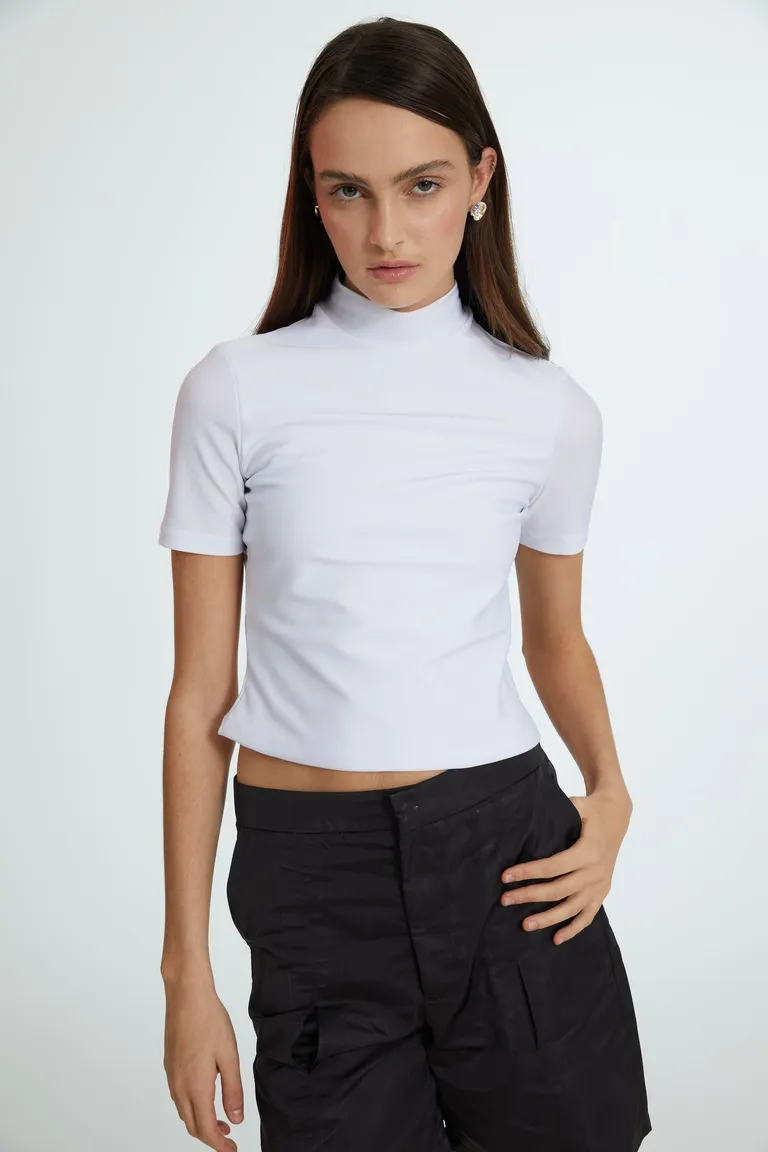 Remera de punto blanca de cuello alto con mangas cortas de Naíma en Remeras para argentina